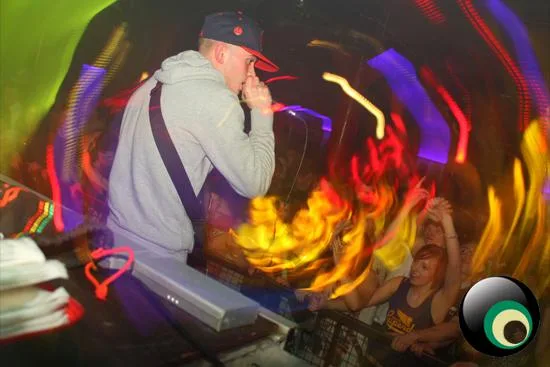 Sensi-Tize Vs. Bassjam