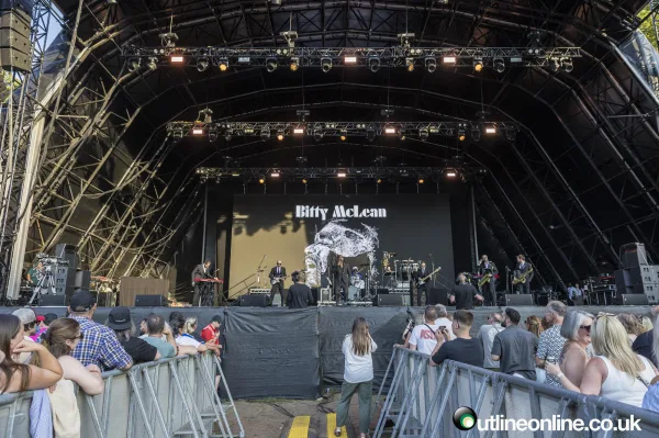 UB40 ft Ali Campbell - Forest Live