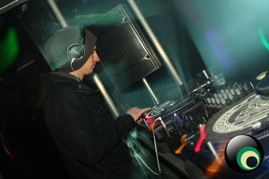 Sensi-Tize Vs. Bassjam