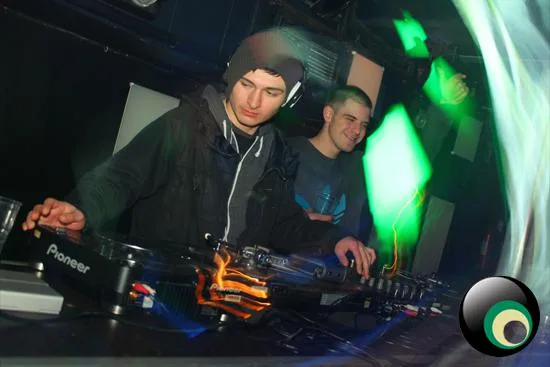 Sensi-Tize Vs. Bassjam