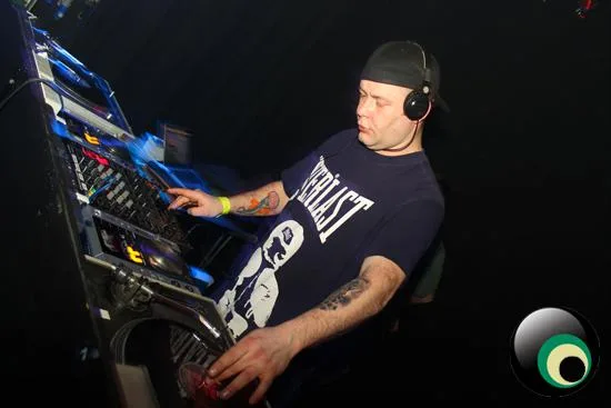 Sensi-Tize Vs. Bassjam