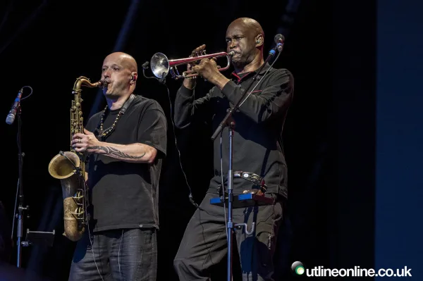 UB40 ft Ali Campbell - Forest Live