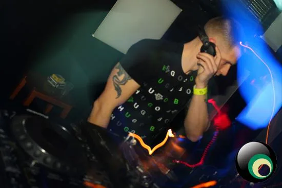 Sensi-Tize Vs. Bassjam